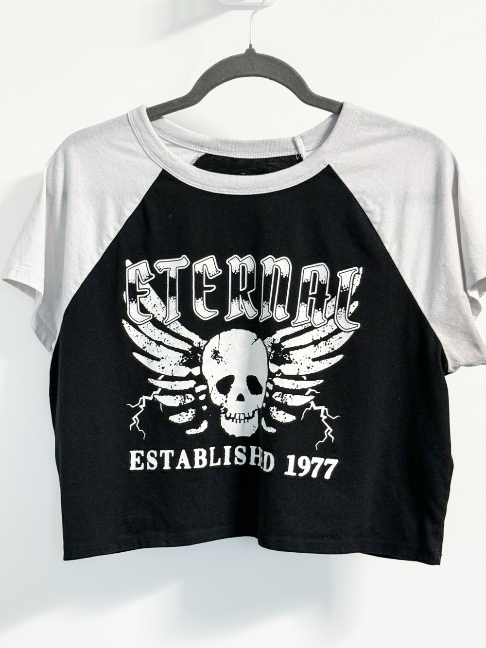 Zoe + Liv Skull Graphic Crop Tee XL Black White Raglan Goth